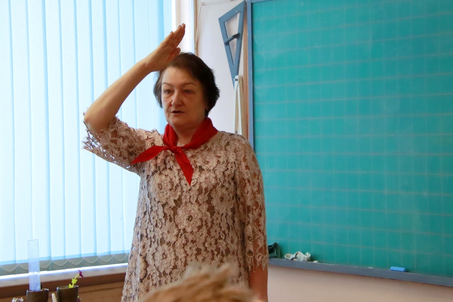 Mathematics teacher Olga Litvinova shares her experiences from her pioneer movement childhood with students in grades 5-7 on May 19, 2023. Photo: "RDDM | School 324, St. Petersburg."